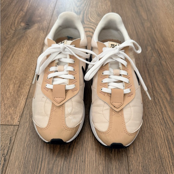 Nike Tan and Black Sneakers - Picture 3 of 6